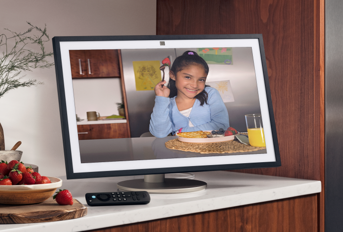 An dem 110 Euro teuren Ständer soll sich der Echo Show 21 drehen lassen, ohne vorher Schrauben lösen zu müssen. (Bild: Amazon)